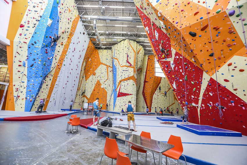 室內(nèi)大型攀巖墻設(shè)施 大型攀巖墻設(shè)施廠家